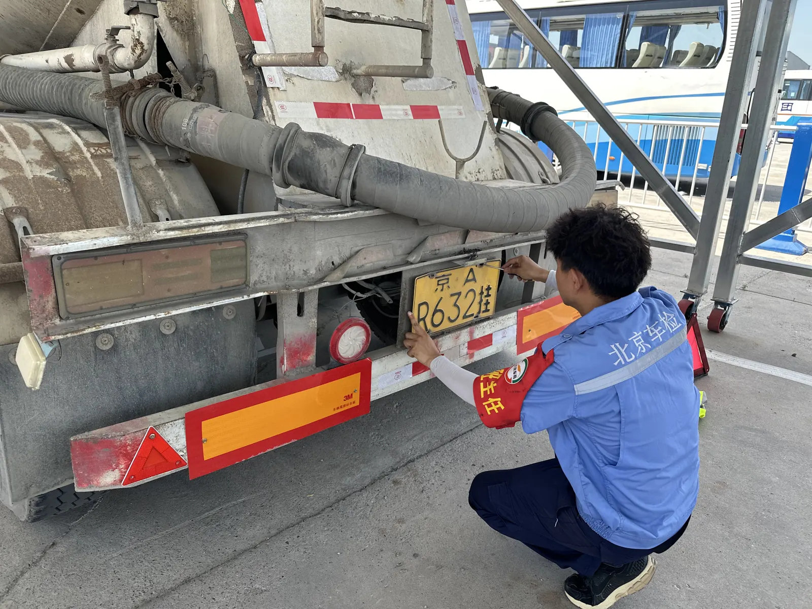 查验员现场查验挂车